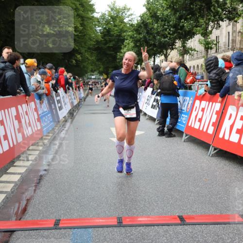 14.06.2026 - REWE Women's Run Strokosch-Dieckow http://msf.ph/oto/9752583 14.06.2026 09:49:33 Ziel 10991, 11360 meine-sportfotos.de