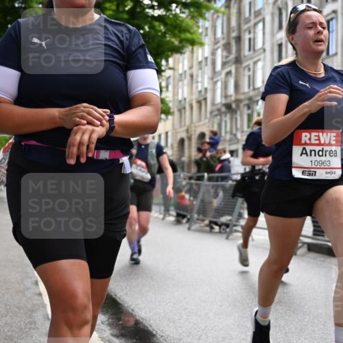 14.06.2026 - REWE Women's Run J. Mangold http://msf.ph/oto/9752671 14.06.2026 10:08:16 Ziel 10022, 10766, 10963, 11176, 11200 meine-sportfotos.de
