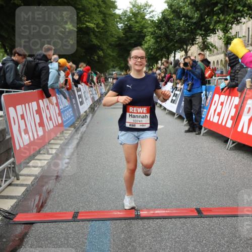14.06.2026 - REWE Women's Run Strokosch-Dieckow http://msf.ph/oto/9752770 14.06.2026 09:49:18 Ziel 10741 meine-sportfotos.de