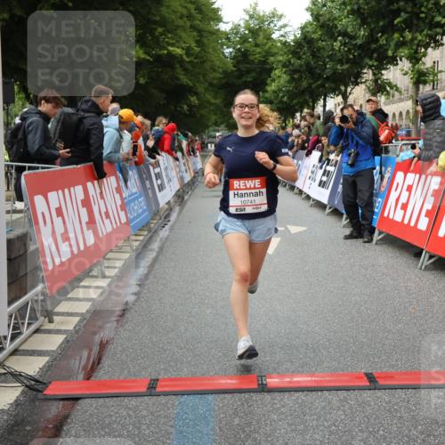 14.06.2026 - REWE Women's Run Strokosch-Dieckow http://msf.ph/oto/9752794 14.06.2026 09:49:18 Ziel 10741 meine-sportfotos.de