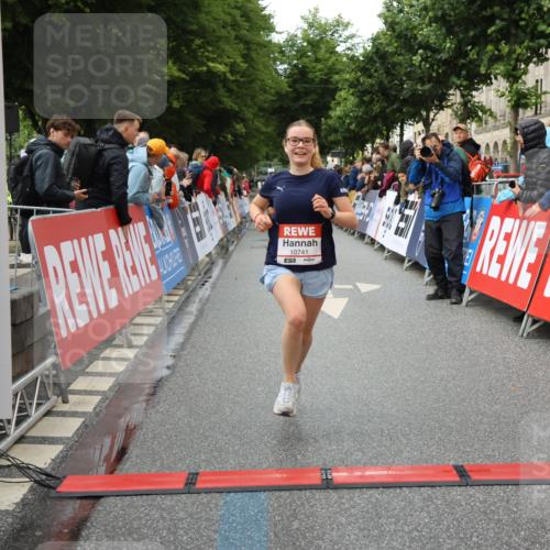 14.06.2026 - REWE Women's Run Strokosch-Dieckow http://msf.ph/oto/9752805 14.06.2026 09:49:18 Ziel 10741 meine-sportfotos.de