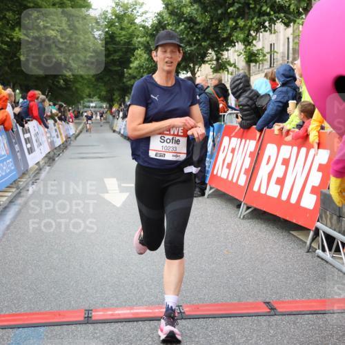 14.06.2026 - REWE Women's Run Strokosch-Dieckow http://msf.ph/oto/9752894 14.06.2026 09:49:09 Ziel 10074, 10095, 10233 meine-sportfotos.de
