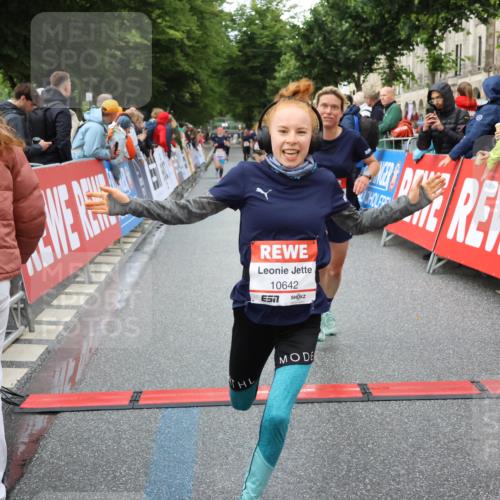 14.06.2026 - REWE Women's Run Strokosch-Dieckow http://msf.ph/oto/9753223 14.06.2026 09:48:55 Ziel 10215, 10266, 10407, 10642, 10929 meine-sportfotos.de