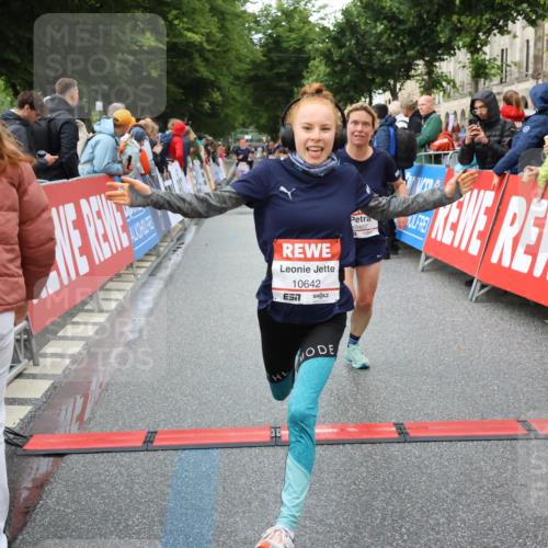 14.06.2026 - REWE Women's Run Strokosch-Dieckow http://msf.ph/oto/9753241 14.06.2026 09:48:55 Ziel 10215, 10266, 10407, 10642, 10929 meine-sportfotos.de