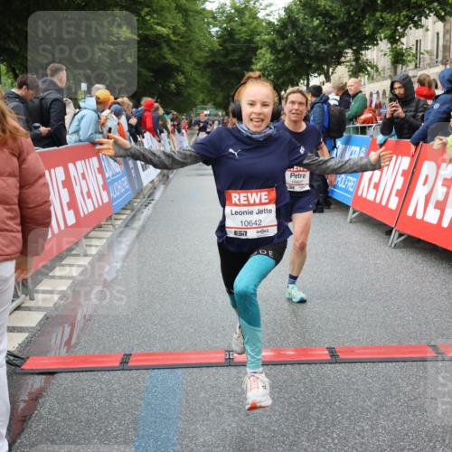 14.06.2026 - REWE Women's Run Strokosch-Dieckow http://msf.ph/oto/9753254 14.06.2026 09:48:55 Ziel 10215, 10266, 10407, 10642, 10929 meine-sportfotos.de