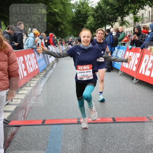 14.06.2026 - REWE Women's Run Strokosch-Dieckow http://msf.ph/oto/9753269 14.06.2026 09:48:55 Ziel 10215, 10266, 10407, 10642, 10929 meine-sportfotos.de