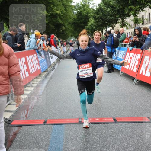 14.06.2026 - REWE Women's Run Strokosch-Dieckow http://msf.ph/oto/9753298 14.06.2026 09:48:55 Ziel 10215, 10266, 10407, 10642, 10929 meine-sportfotos.de
