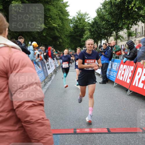14.06.2026 - REWE Women's Run Strokosch-Dieckow http://msf.ph/oto/9753342 14.06.2026 09:48:53 Ziel 10215, 10266, 10407, 10642, 10929 meine-sportfotos.de