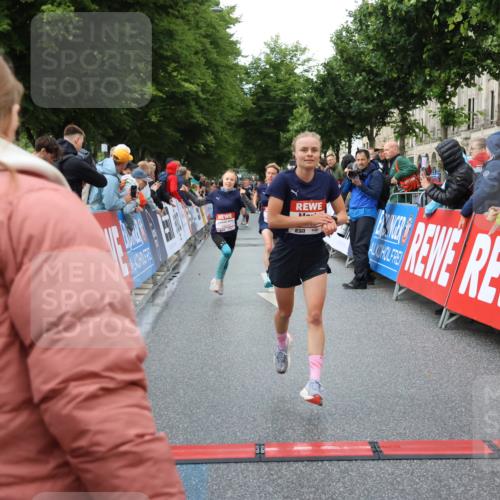 14.06.2026 - REWE Women's Run Strokosch-Dieckow http://msf.ph/oto/9753355 14.06.2026 09:48:53 Ziel 10215, 10266, 10407, 10642, 10929 meine-sportfotos.de