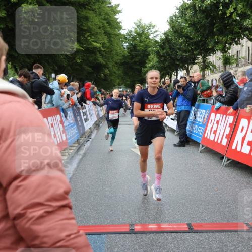 14.06.2026 - REWE Women's Run Strokosch-Dieckow http://msf.ph/oto/9753370 14.06.2026 09:48:53 Ziel 10215, 10266, 10407, 10642, 10929 meine-sportfotos.de
