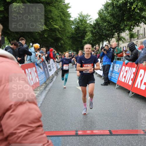 14.06.2026 - REWE Women's Run Strokosch-Dieckow http://msf.ph/oto/9753387 14.06.2026 09:48:53 Ziel 10215, 10266, 10407, 10642, 10929 meine-sportfotos.de