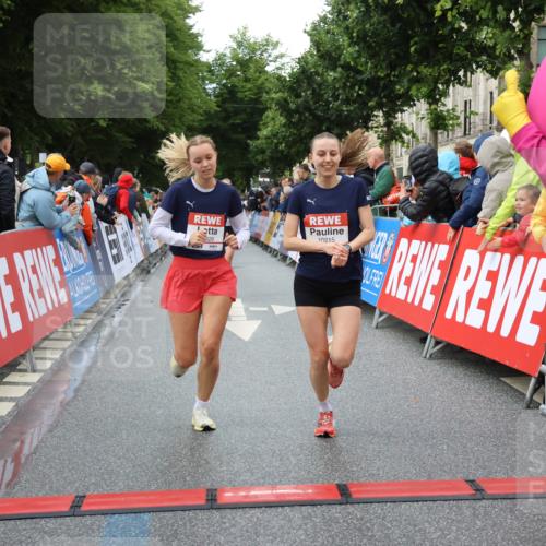 14.06.2026 - REWE Women's Run Strokosch-Dieckow http://msf.ph/oto/9753535 14.06.2026 09:48:50 Ziel 10215, 10266, 10929, 11141 meine-sportfotos.de