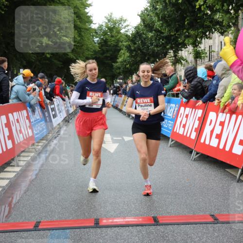 14.06.2026 - REWE Women's Run Strokosch-Dieckow http://msf.ph/oto/9753547 14.06.2026 09:48:50 Ziel 10215, 10266, 10929, 11141 meine-sportfotos.de