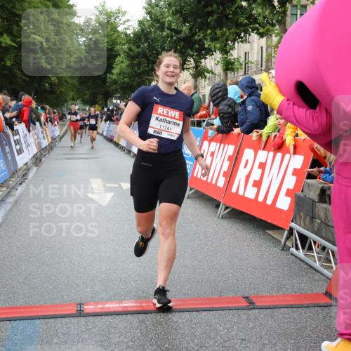 14.06.2026 - REWE Women's Run Strokosch-Dieckow http://msf.ph/oto/9753578 14.06.2026 09:48:44 Ziel 10115, 11141, 11529, 11530 meine-sportfotos.de
