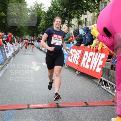 14.06.2026 - REWE Women's Run Strokosch-Dieckow http://msf.ph/oto/9753592 14.06.2026 09:48:44 Ziel 10115, 11141, 11529, 11530 meine-sportfotos.de