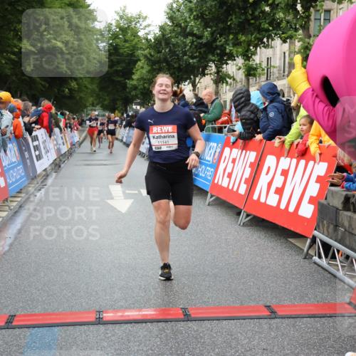 14.06.2026 - REWE Women's Run Strokosch-Dieckow http://msf.ph/oto/9753659 14.06.2026 09:48:43 Ziel 10115, 11141, 11529, 11530 meine-sportfotos.de