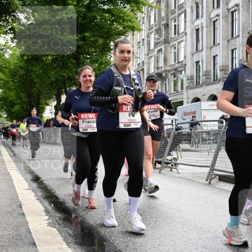 14.06.2026 - REWE Women's Run J. Mangold http://msf.ph/oto/9753705 14.06.2026 10:11:21 Ziel 10001, 10002, 10003, 10004, 10005, 10130, 10137, 10180, 10240, 10254, 10734, 10981, 11017, 11260, 11488, 11495 meine-sportfotos.de