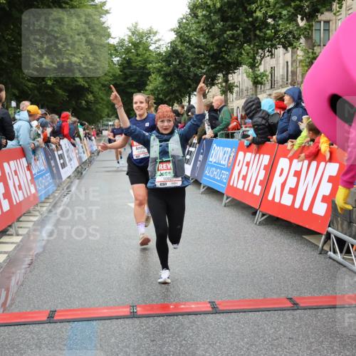 14.06.2026 - REWE Women's Run Strokosch-Dieckow http://msf.ph/oto/9754002 14.06.2026 09:48:28 Ziel 10573, 10755, 10827, 10843, 10935, 11097 meine-sportfotos.de
