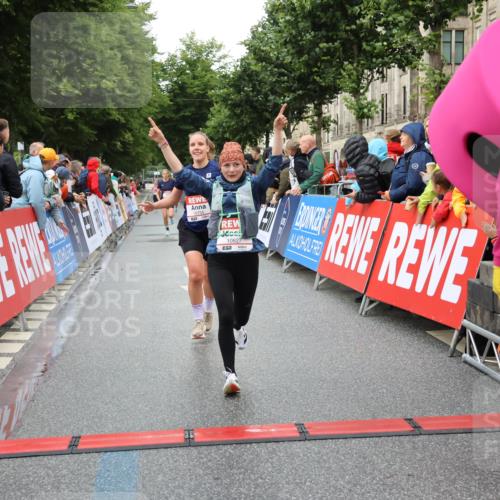 14.06.2026 - REWE Women's Run Strokosch-Dieckow http://msf.ph/oto/9754017 14.06.2026 09:48:28 Ziel 10573, 10755, 10827, 10843, 10935, 11097 meine-sportfotos.de
