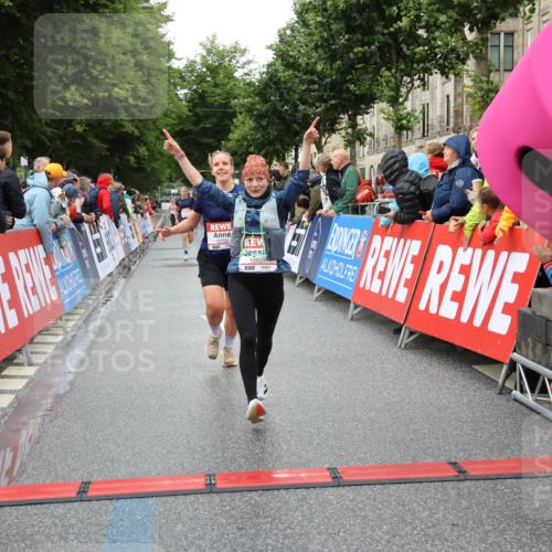 14.06.2026 - REWE Women's Run Strokosch-Dieckow http://msf.ph/oto/9754030 14.06.2026 09:48:28 Ziel 10573, 10755, 10827, 10843, 10935, 11097 meine-sportfotos.de
