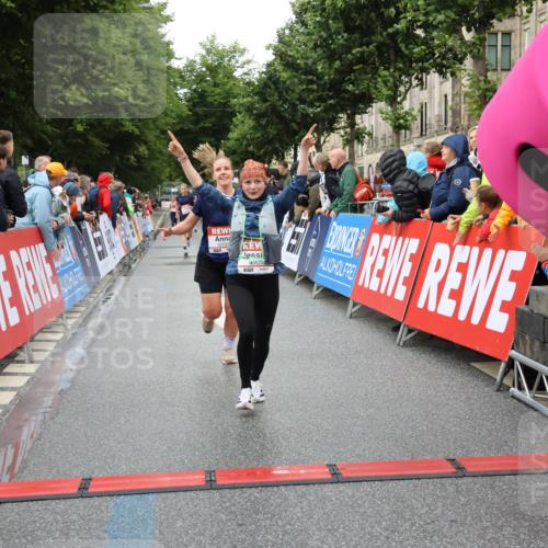 14.06.2026 - REWE Women's Run Strokosch-Dieckow http://msf.ph/oto/9754039 14.06.2026 09:48:28 Ziel 10573, 10755, 10827, 10843, 10935, 11097 meine-sportfotos.de