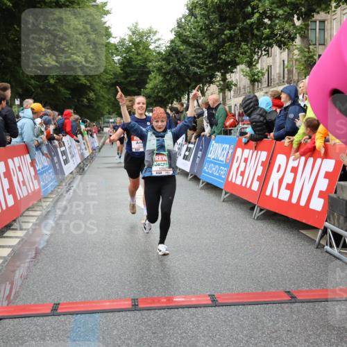14.06.2026 - REWE Women's Run Strokosch-Dieckow http://msf.ph/oto/9754066 14.06.2026 09:48:27 Ziel 10573, 10755, 10827, 10843, 10935, 11097 meine-sportfotos.de