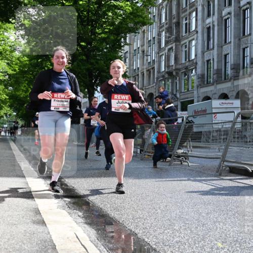 14.06.2026 - REWE Women's Run J. Mangold http://msf.ph/oto/9754267 14.06.2026 10:13:02 Ziel 10366, 10507, 10887, 10948, 11257, 11282, 11362, 11458 meine-sportfotos.de