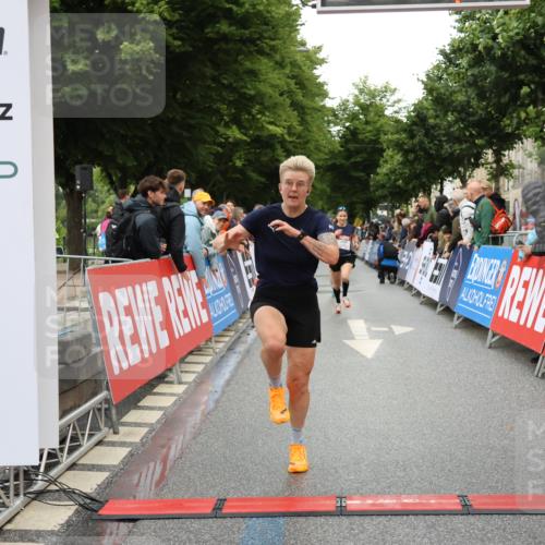 14.06.2026 - REWE Women's Run Strokosch-Dieckow http://msf.ph/oto/9754325 14.06.2026 09:48:19 Ziel 10273, 10573, 10935 meine-sportfotos.de