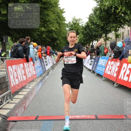 14.06.2026 - REWE Women's Run Strokosch-Dieckow http://msf.ph/oto/9754413 14.06.2026 09:48:13 Ziel 10273, 10489, 10752 meine-sportfotos.de