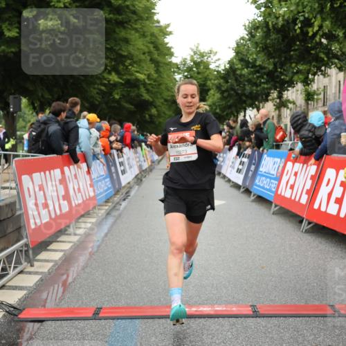 14.06.2026 - REWE Women's Run Strokosch-Dieckow http://msf.ph/oto/9754425 14.06.2026 09:48:13 Ziel 10273, 10489, 10752 meine-sportfotos.de
