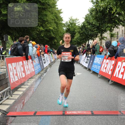 14.06.2026 - REWE Women's Run Strokosch-Dieckow http://msf.ph/oto/9754454 14.06.2026 09:48:13 Ziel 10273, 10489, 10752 meine-sportfotos.de