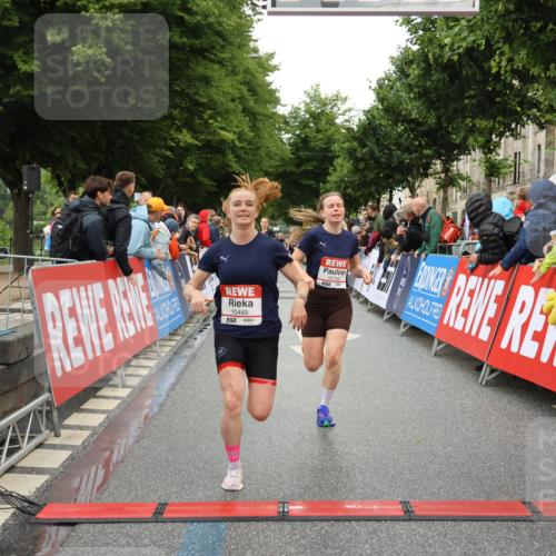 14.06.2026 - REWE Women's Run Strokosch-Dieckow http://msf.ph/oto/9754545 14.06.2026 09:48:09 Ziel 10273, 10274, 10489, 10752 meine-sportfotos.de