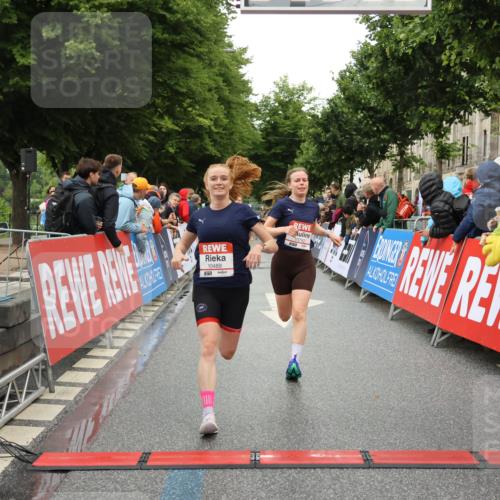 14.06.2026 - REWE Women's Run Strokosch-Dieckow http://msf.ph/oto/9754560 14.06.2026 09:48:09 Ziel 10273, 10274, 10489, 10752 meine-sportfotos.de