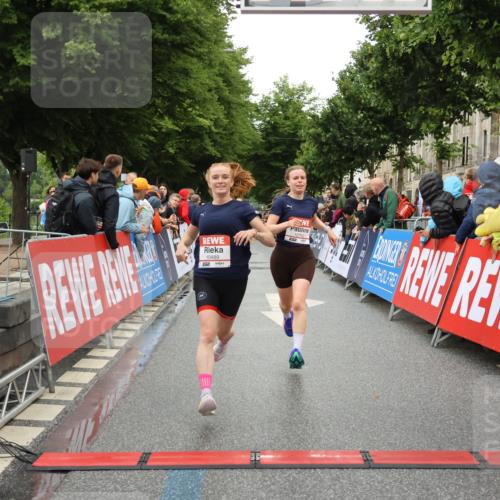 14.06.2026 - REWE Women's Run Strokosch-Dieckow http://msf.ph/oto/9754573 14.06.2026 09:48:09 Ziel 10273, 10274, 10489, 10752 meine-sportfotos.de