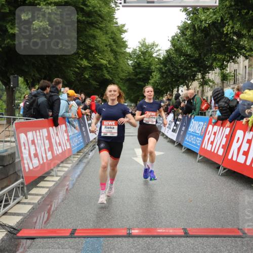 14.06.2026 - REWE Women's Run Strokosch-Dieckow http://msf.ph/oto/9754584 14.06.2026 09:48:09 Ziel 10273, 10274, 10489, 10752 meine-sportfotos.de