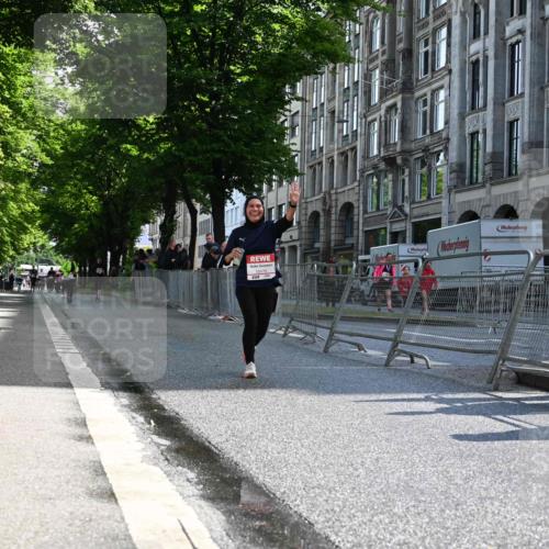 14.06.2026 - REWE Women's Run J. Mangold http://msf.ph/oto/9754593 14.06.2026 10:14:00 Ziel 10175, 10696, 11295 meine-sportfotos.de