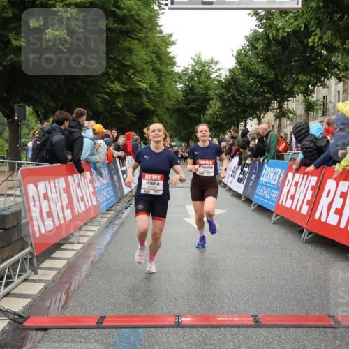 14.06.2026 - REWE Women's Run Strokosch-Dieckow http://msf.ph/oto/9754600 14.06.2026 09:48:09 Ziel 10273, 10274, 10489, 10752 meine-sportfotos.de