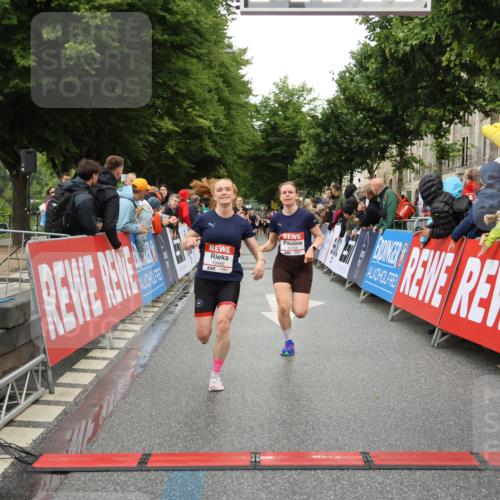 14.06.2026 - REWE Women's Run Strokosch-Dieckow http://msf.ph/oto/9754615 14.06.2026 09:48:09 Ziel 10273, 10274, 10489, 10752 meine-sportfotos.de