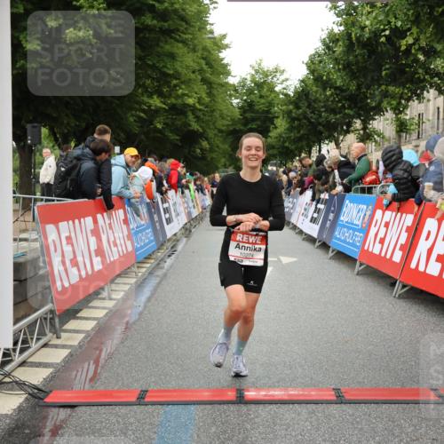14.06.2026 - REWE Women's Run Strokosch-Dieckow http://msf.ph/oto/9754627 14.06.2026 09:48:04 Ziel 10274 meine-sportfotos.de