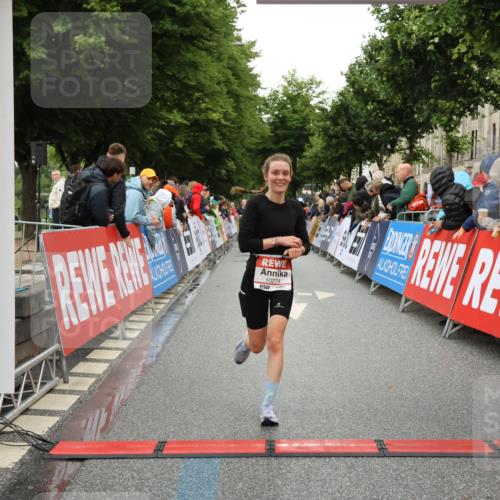 14.06.2026 - REWE Women's Run Strokosch-Dieckow http://msf.ph/oto/9754657 14.06.2026 09:48:04 Ziel 10274 meine-sportfotos.de