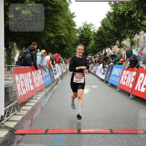 14.06.2026 - REWE Women's Run Strokosch-Dieckow http://msf.ph/oto/9754670 14.06.2026 09:48:04 Ziel 10274 meine-sportfotos.de