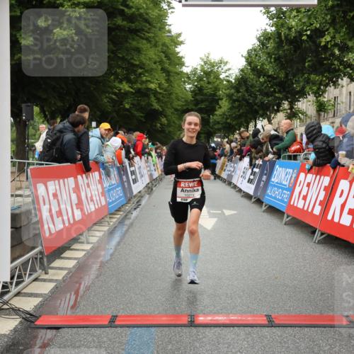 14.06.2026 - REWE Women's Run Strokosch-Dieckow http://msf.ph/oto/9754685 14.06.2026 09:48:04 Ziel 10274 meine-sportfotos.de
