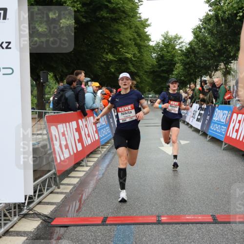 14.06.2026 - REWE Women's Run Strokosch-Dieckow http://msf.ph/oto/9754814 14.06.2026 09:47:42 Ziel 10081, 10120, 10206, 10790, 10808 meine-sportfotos.de