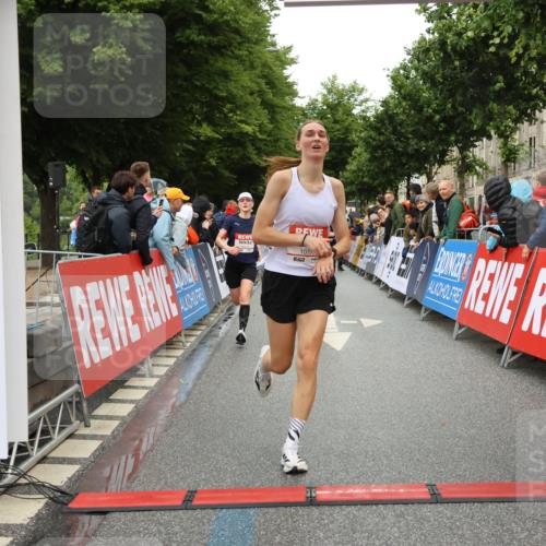 14.06.2026 - REWE Women's Run Strokosch-Dieckow http://msf.ph/oto/9754867 14.06.2026 09:47:41 Ziel 10081, 10120, 10206, 10790, 10808 meine-sportfotos.de
