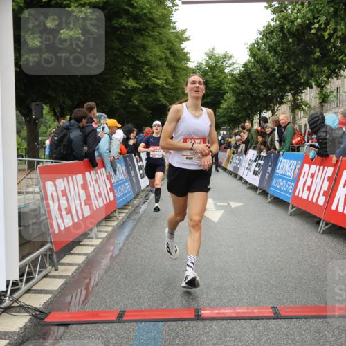 14.06.2026 - REWE Women's Run Strokosch-Dieckow http://msf.ph/oto/9754882 14.06.2026 09:47:41 Ziel 10081, 10120, 10206, 10790, 10808 meine-sportfotos.de