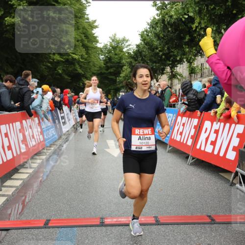 14.06.2026 - REWE Women's Run Strokosch-Dieckow http://msf.ph/oto/9754925 14.06.2026 09:47:39 Ziel 10081, 10118, 10120, 10206, 10790, 10808 meine-sportfotos.de