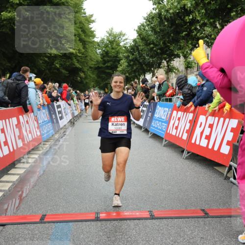 14.06.2026 - REWE Women's Run Strokosch-Dieckow http://msf.ph/oto/9755052 14.06.2026 09:47:34 Ziel 10081, 10118, 10488, 10994 meine-sportfotos.de