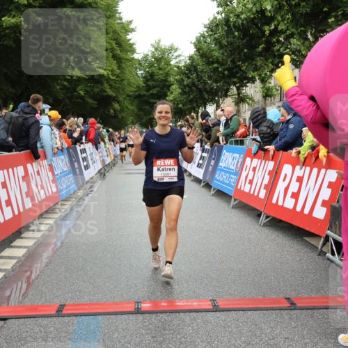14.06.2026 - REWE Women's Run Strokosch-Dieckow http://msf.ph/oto/9755077 14.06.2026 09:47:33 Ziel 10081, 10118, 10488, 10994 meine-sportfotos.de