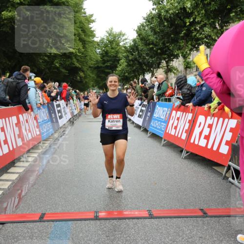 14.06.2026 - REWE Women's Run Strokosch-Dieckow http://msf.ph/oto/9755089 14.06.2026 09:47:33 Ziel 10081, 10118, 10488, 10994 meine-sportfotos.de