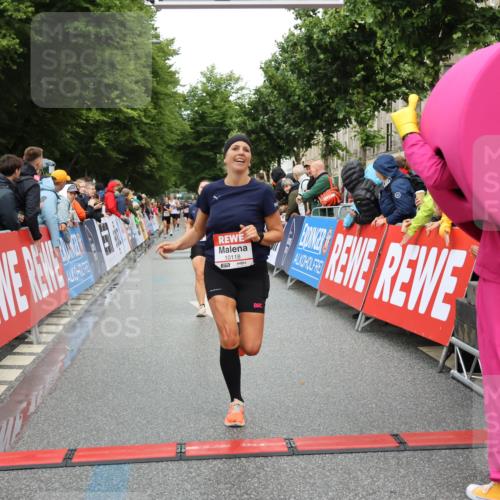 14.06.2026 - REWE Women's Run Strokosch-Dieckow http://msf.ph/oto/9755125 14.06.2026 09:47:32 Ziel 10081, 10118, 10488, 10994 meine-sportfotos.de